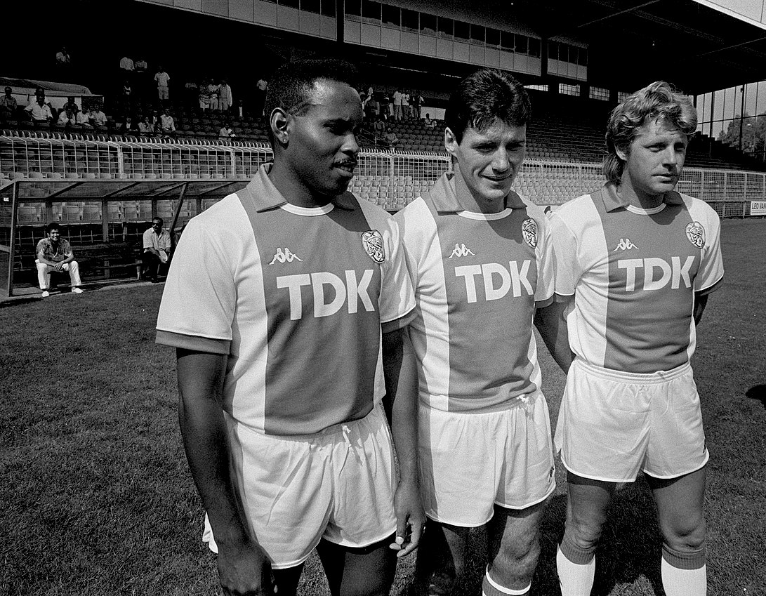 1280px-Persdag_Ajax_v.l.n.r._de_nieuwe_spelers_Henny_Meijer _Frank_Stapleton_en_Jan_Sorenson _Bestanddeelnr_934-0324