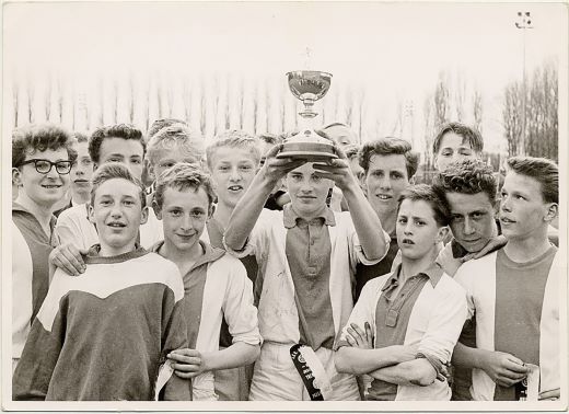 Ajax-wint-jeugdtoernooi-Helmondia-55.-Cruijff-15-jaar-2-v-rechts-25-oktober-1962